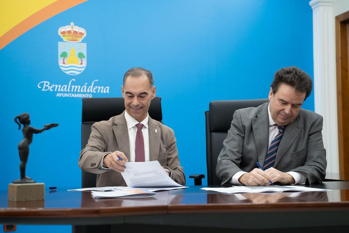 El alcalde de Benalmádena, Juan Antonio Lara, firma el protocolo con la propiedad de Tívoli World, el Grupo Tremón, representado por Andrés Gilabert