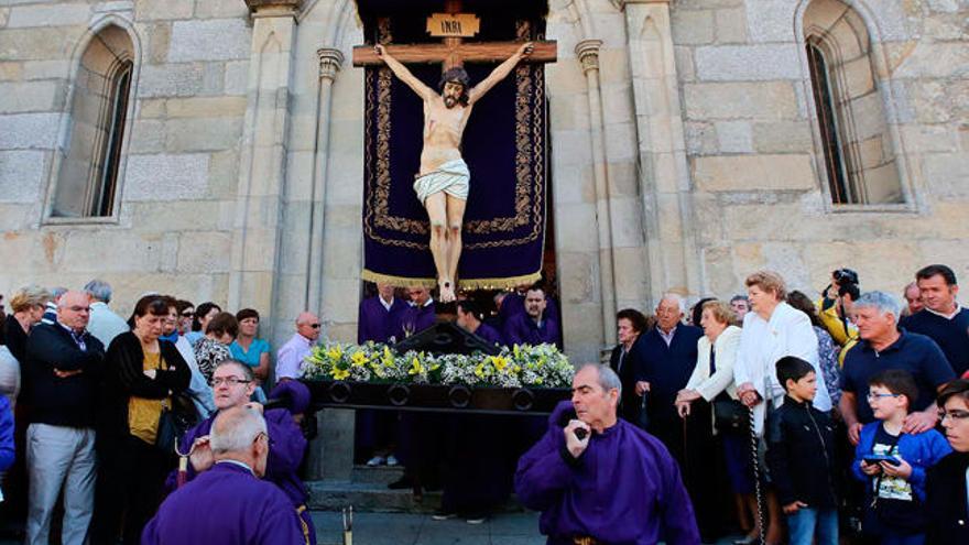 Cientos de fieles siguen la imagen del Cristo por el centro urbano de Porriño. // A Hernández