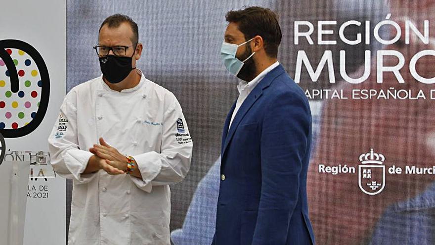 El chef Michelin Pablo González-Conejero y el director del Instituto de Turismo de la Región de Murcia, Juan Francisco Martínez. | Marcos León