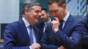El presidente del Eurogrupo, Pascal Donohoe, conversa con el ministro holandés de Finanzas, Eelco Heinen, antes de la reunión del Eurogrupo.