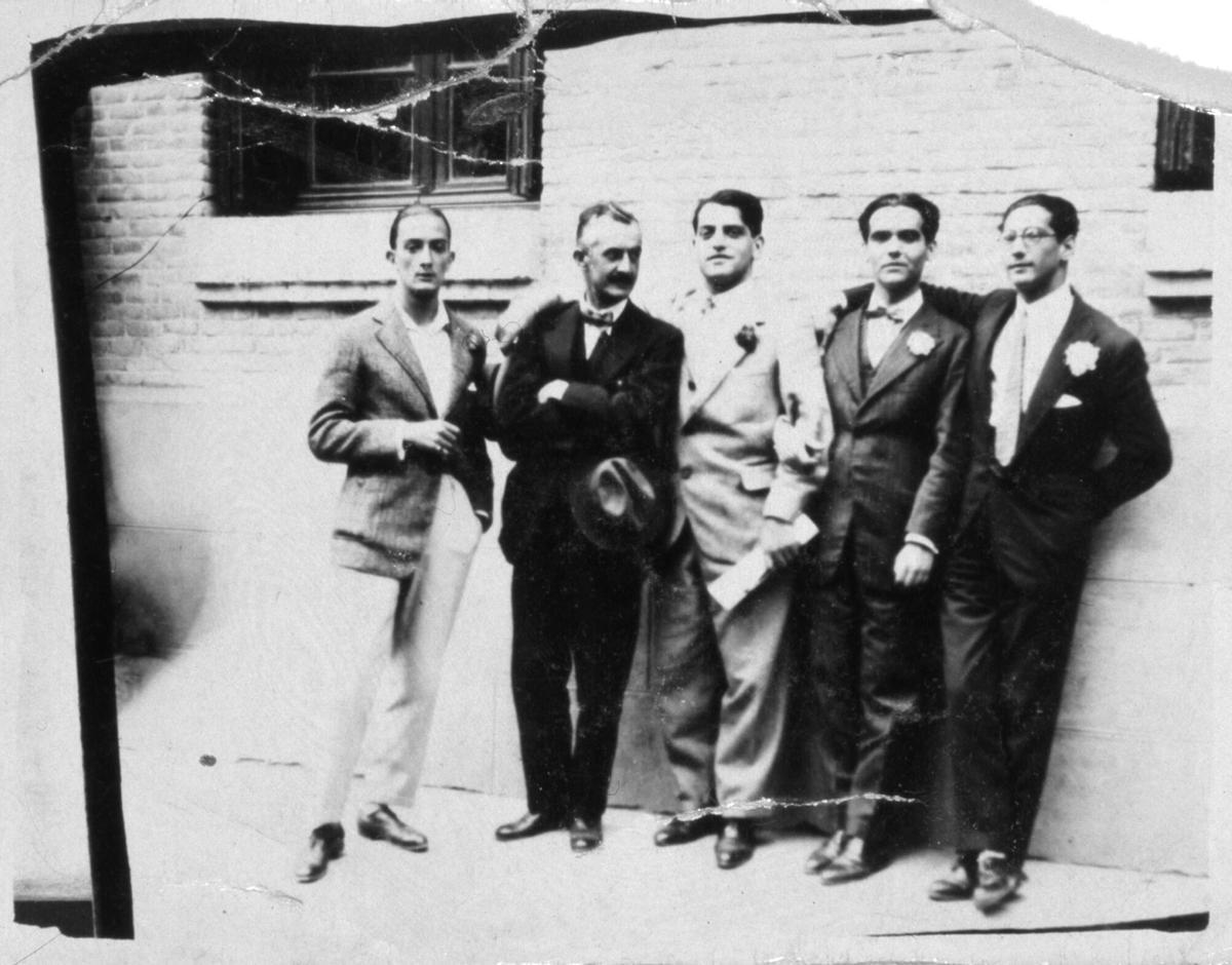 DIA POR DELANTE Nova exposició al Palau Robert de Barcelona, a partir del 9 de setembreLa Residencia de Estudiantes compleix 100 anysDe izquierda a derecha, Salvador Dalí, José Moreno Villa, Luis Buñuel, Federico García Lorca y José Antonio Rubio Sacristán, Madrid, mayo de 1926. Residencia de Estudiantes, Madrid. EXPOSICIONES ARTE Y CULTURA 2010 , PALAU ROBERT " 100% RESIDENCIA " , " CIEN POR CIEN RESIDENCIA " , 100 ANIVERSARIOS , CENTENARIO RESIDENCIA DE ESTUDIANTES MADRID , SALVADOR DALI , JOSE MORENO VILLA , LUIS BUÑUEL , FEDERICO GARCIA LORCA , JOSE ANTONIO RUBIO SACRISTAN _ PUBLICADA CUADERNO DEL DOMINGO 17/07/2011 P 16PUBLICADA EPC 13/09/2010 P 32 _ GENERAL, PLANO