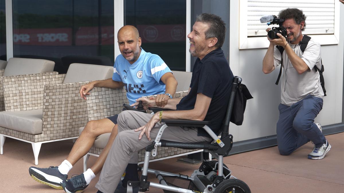 Pep Guardiola y Juan Carlos Unzué departieron ayer en las instalaciones deportivas del Girona. Mañana serán protagonistas en el partido benéfico del Camp Nou