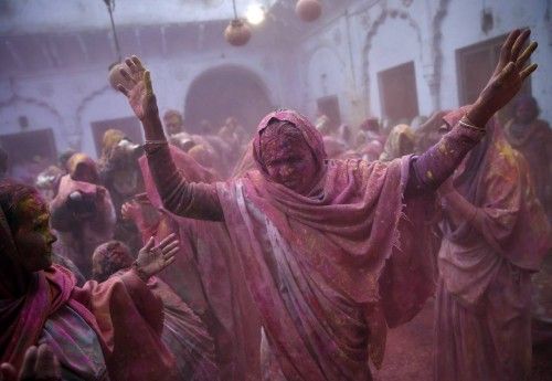 El Festival Holi inunda de color la India