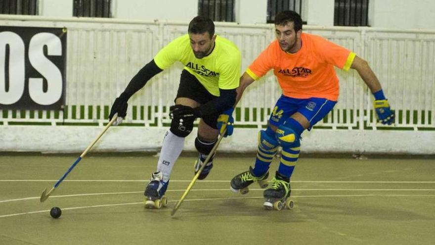 Stanis, del Dominicos, y Álvaro Rodríguez, del Compañía, en el partido de ayer el Torneo &#039;All Star&#039;.