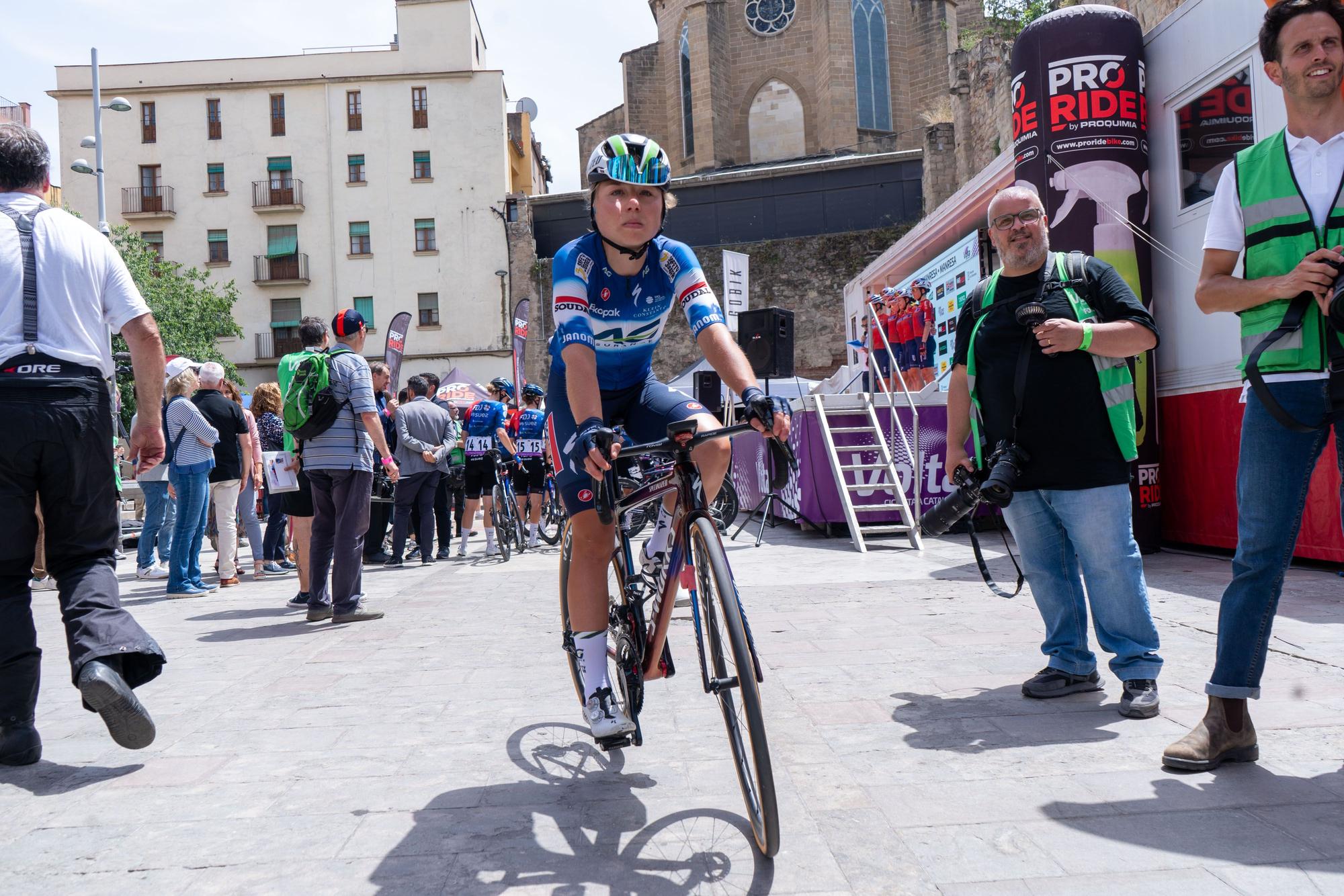 Les millors fotos del pas per Manresa de la Volta a Catalunya femenina