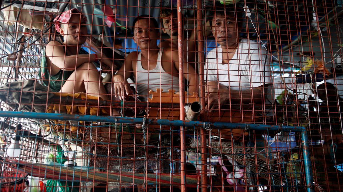 Las prisiones de Filipinas acogen cinco veces más reclusos de su capacidad debido a la crisis del coronavirus.