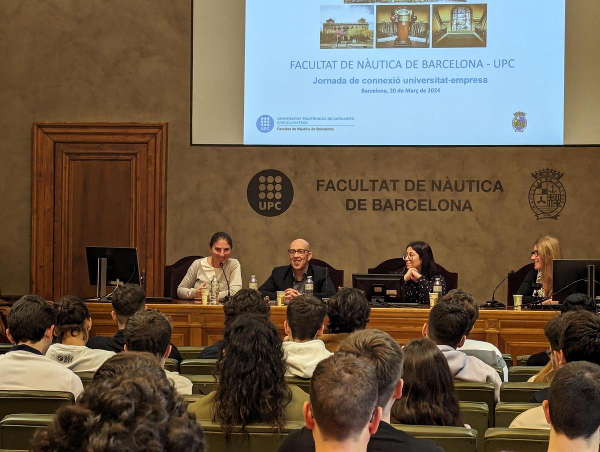 El profesor Santiago Ordás se dirige a los estudiantes en la jornada Mota y Madera, antes de que se reunan con las empresas.