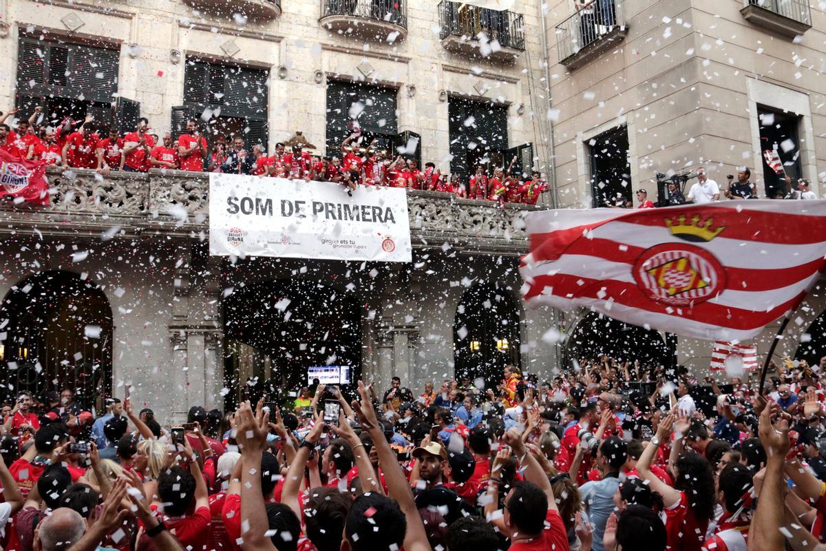 Girona celebra en la calle el doble ascenso