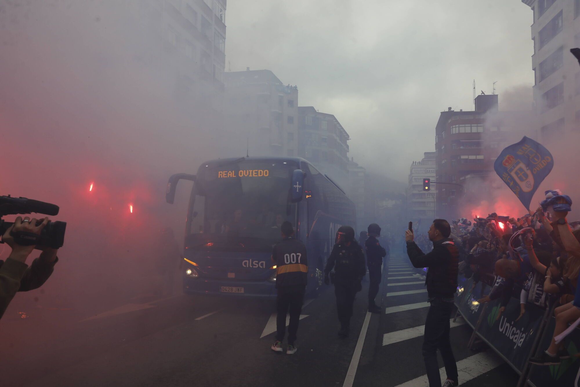 Así fue el recibimiento de la afición al Real Oviedo y toda la previa del último partido de la temporada