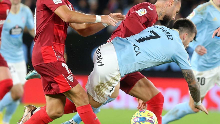 Carles Pérez cae dentro del área tras un choque con Gudelj. |  // MARTA G. BREA