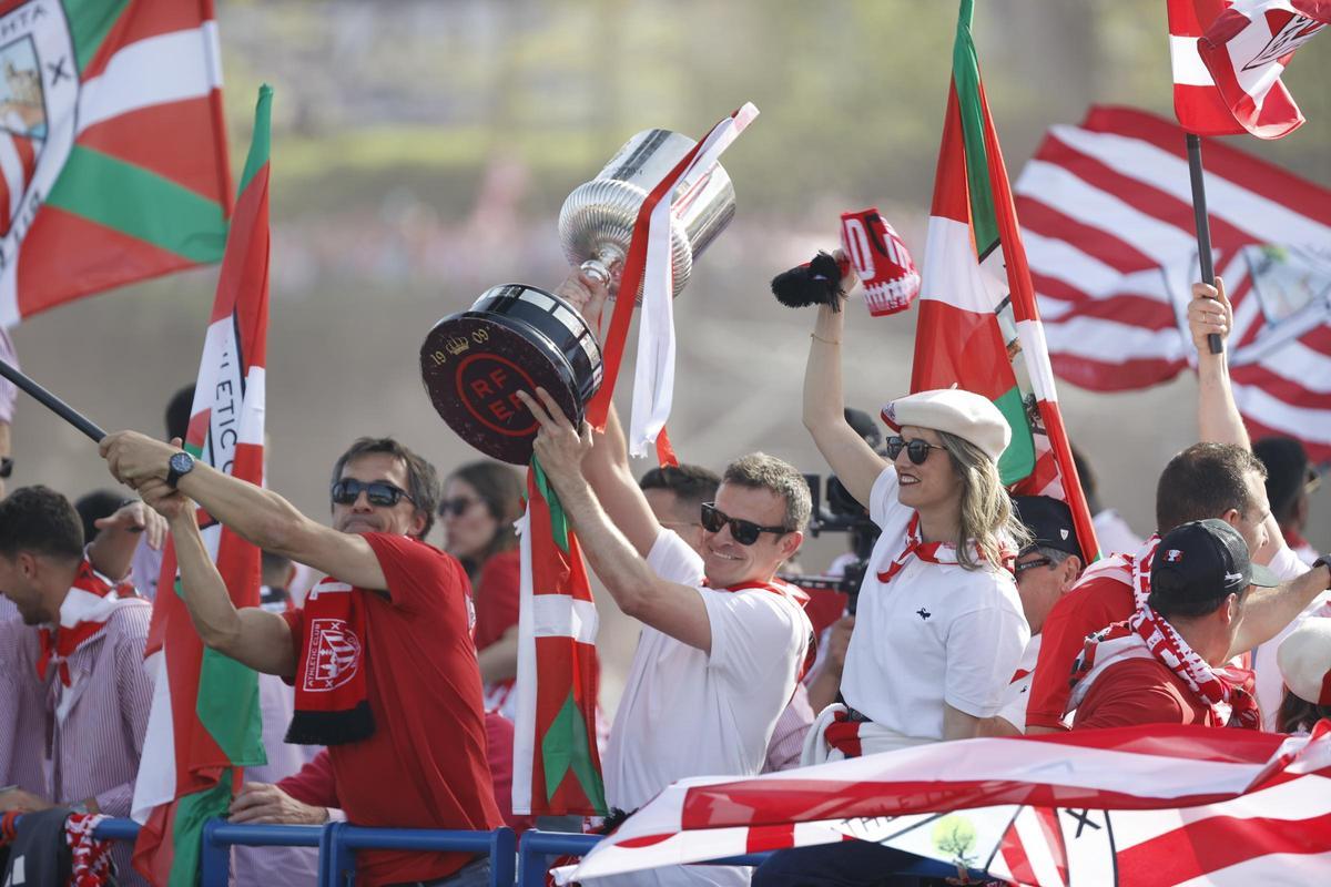El Athletic celebra la Copa del Rey con una afición volcada con la gabarra. El Athletic celebra la Copa del Rey con una afición volcada con la gabarra.