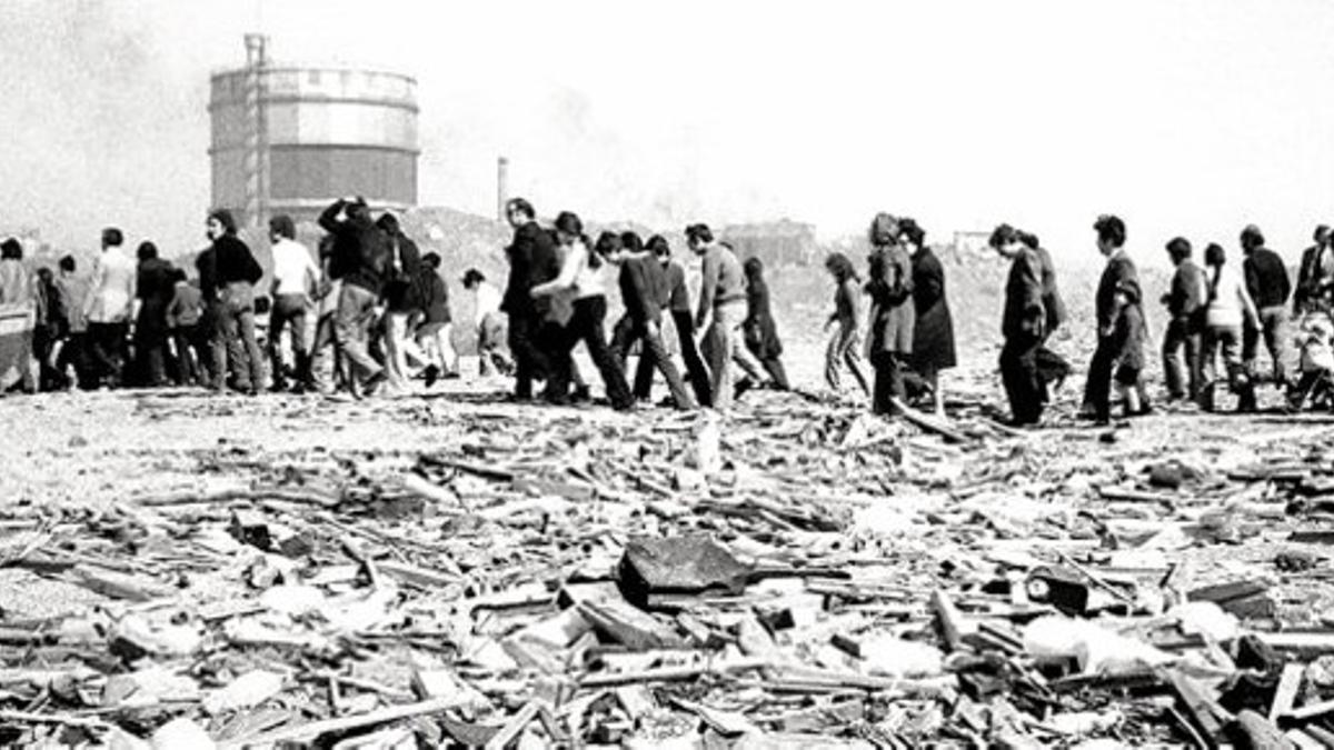 Fotografía de una movilización de los vecinos del Poblenou, de 1974, para denunciar la deplorable situación de la playa de la Mar Bella.