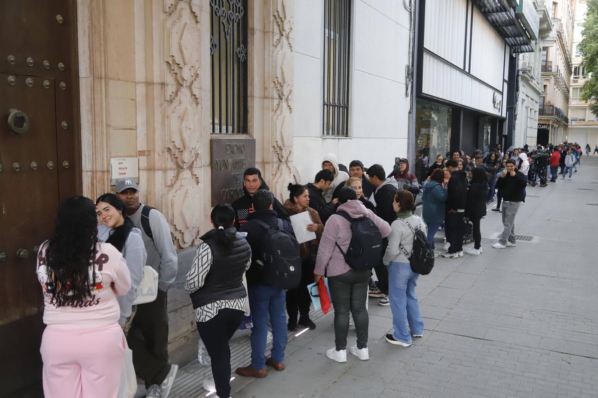 Colas de inmigrantes en la sede municipal de Gran Capitán para obtener documentos como el padrón