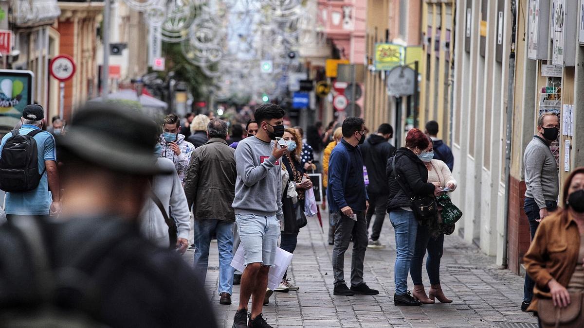 Navidades con mascarilla en Santa Cruz de Tenerife.