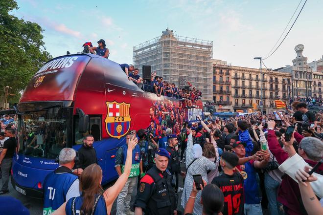 ¡De locos! Las mejores imágenes de una ciudad entregada al Barça