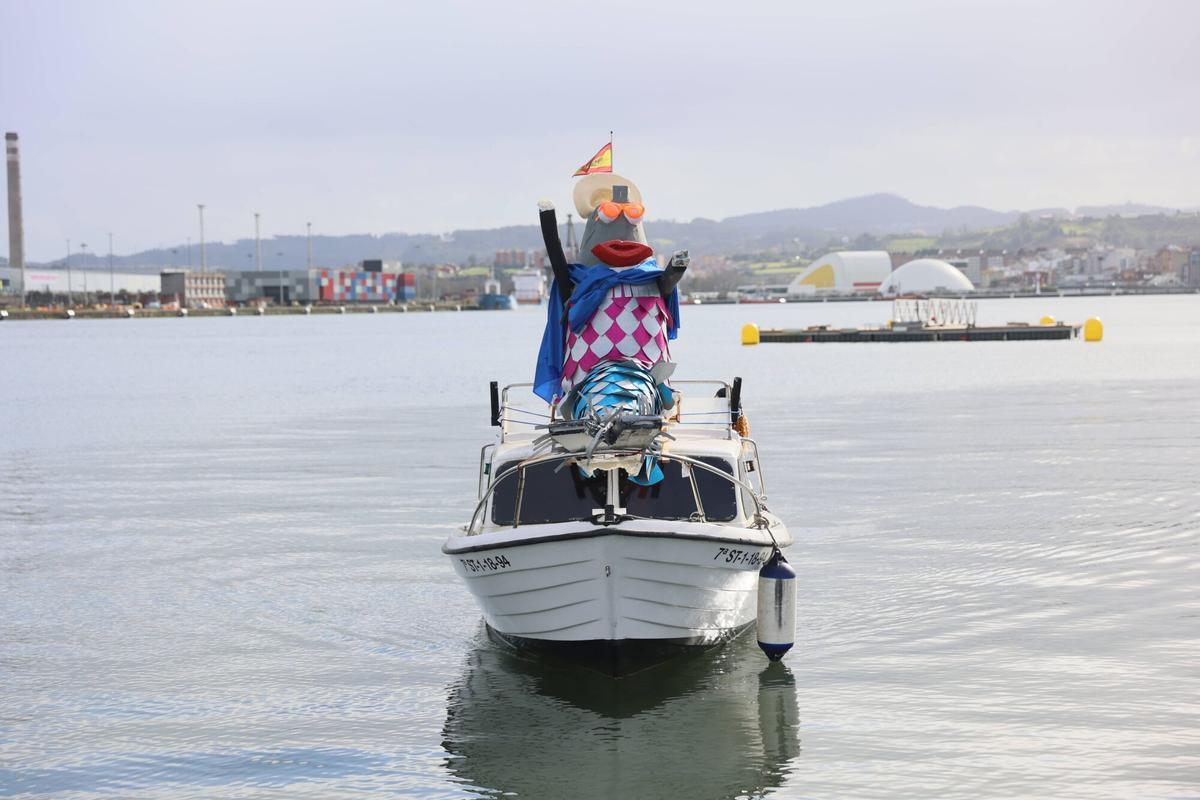 En imágenes: El desembarco de la Sardina abre el Antroxu de Avilés