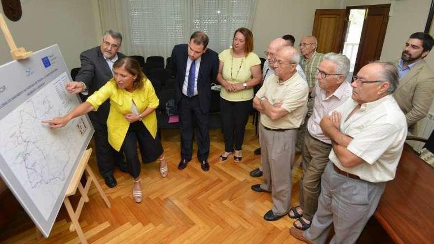 Mato expone al alcalde y vecinos el plan de Tenorio. // G. Santos