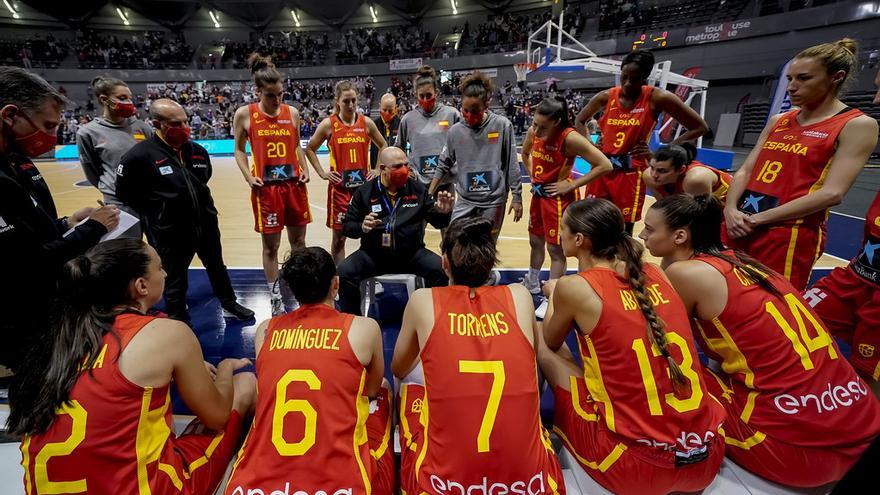 Un tiempo muerto de la selección española de baloncesto femenino en los amistosos jugados ante Francia en Toulouse.