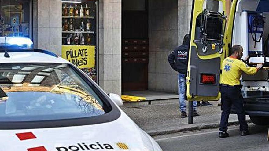 Una dona ofega la filla de 10 anys a la banyera de casa, a Girona