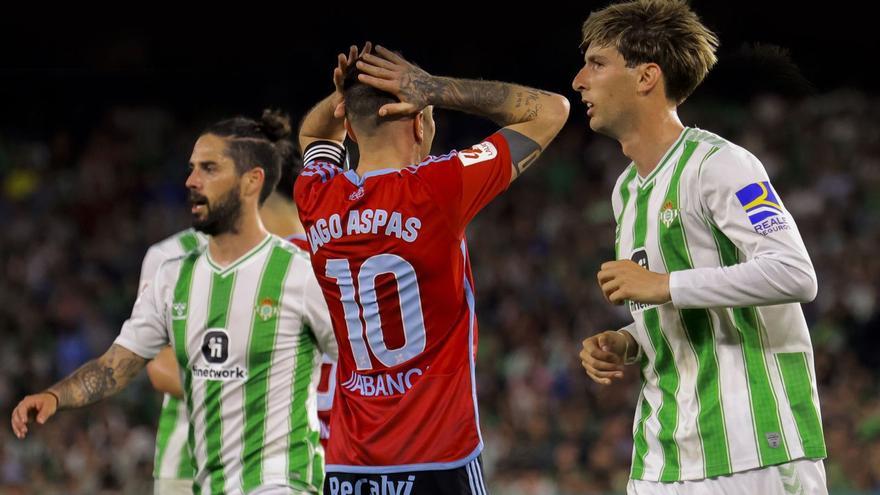 Iago Aspas se lamente de una ocasión fallada por el Celta ante Isco y Miranda en la última visita al Villamarín. // LOF