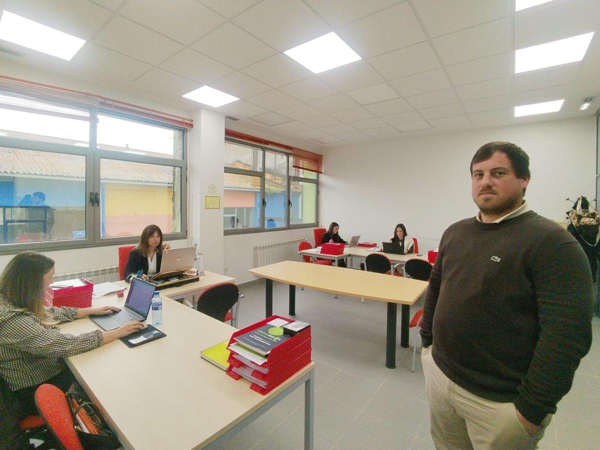 Fernando Fernández con su equipo en la sede de Ahorraluz FG, en La Cardosa (Grado).