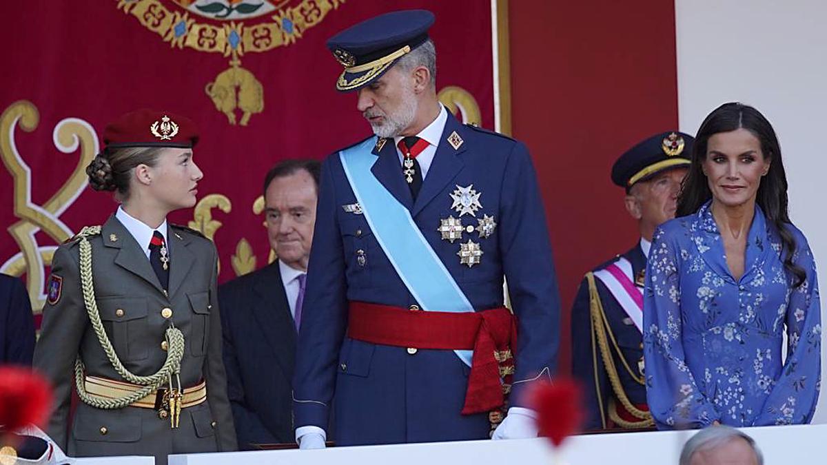 Desfile militar de la Fiesta Nacional en Madrid, presidido por los reyes