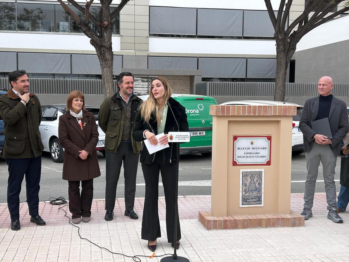 Una nieta de Diego Quiles fue quien recordó al empresario y abuelo en el homenaje municipal en Elche