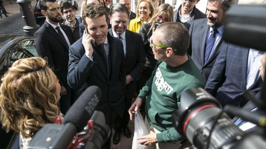 "Maria Jesús, soy Pablo Casado": Un espontáneo pide al candidato popular que llame a su madre tras encontrase a la comitiva por las calles de Oviedo