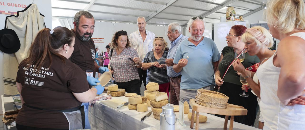 Clientes locales y extranjeros prueban el cuajo de la quesería artesanal Los Guedes, ubicada en Vecindario.