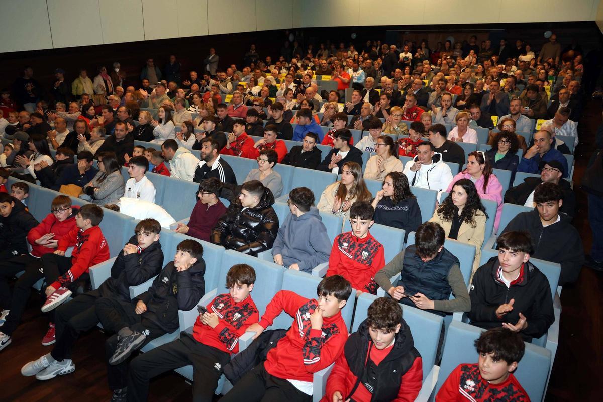 El Auditorio de A Illa se quedó pequeño para la ocasión.