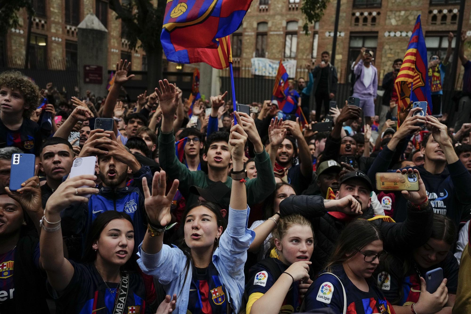 Les millors imatges de la rua de campions i campiones del Barça