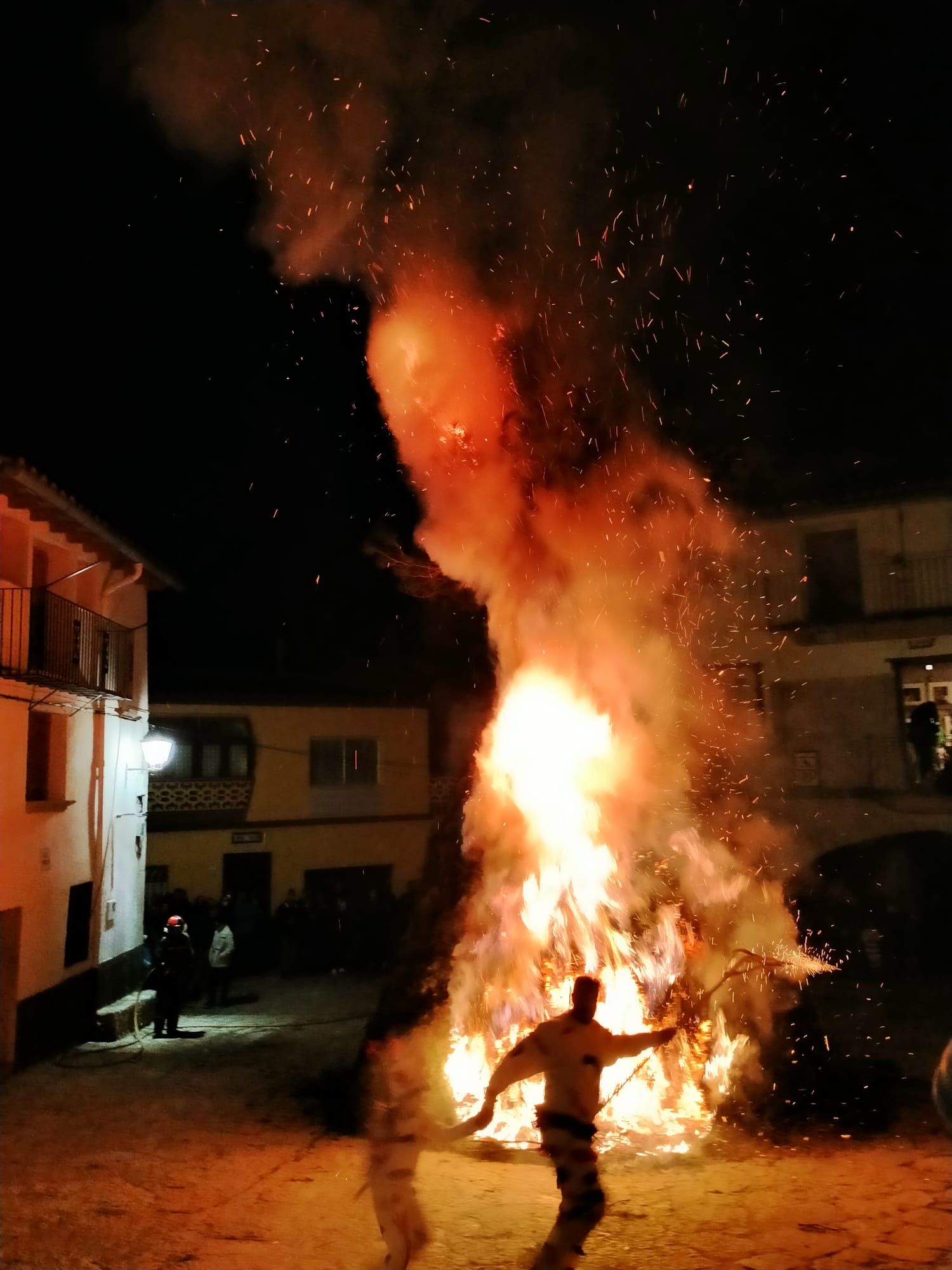 Las imágenes de la fiesta más rara de Sant Antoni en la Todolella, en octubre