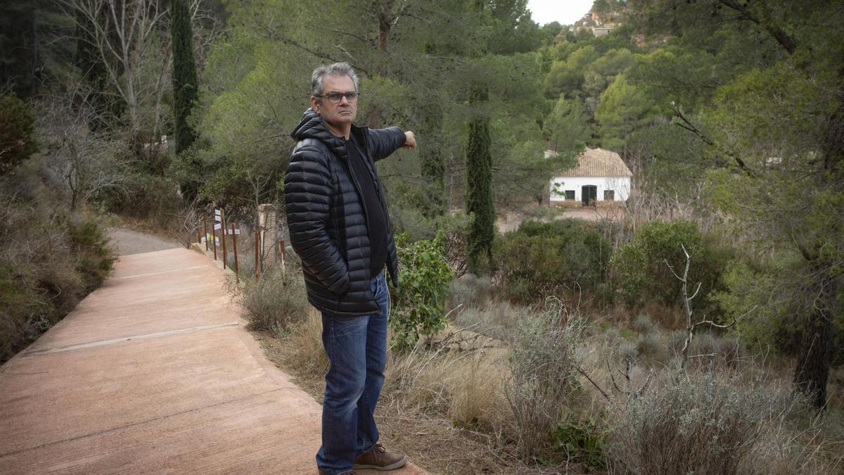 L'alcalde d'Estivella assenyalant l'entorn de la fonda.