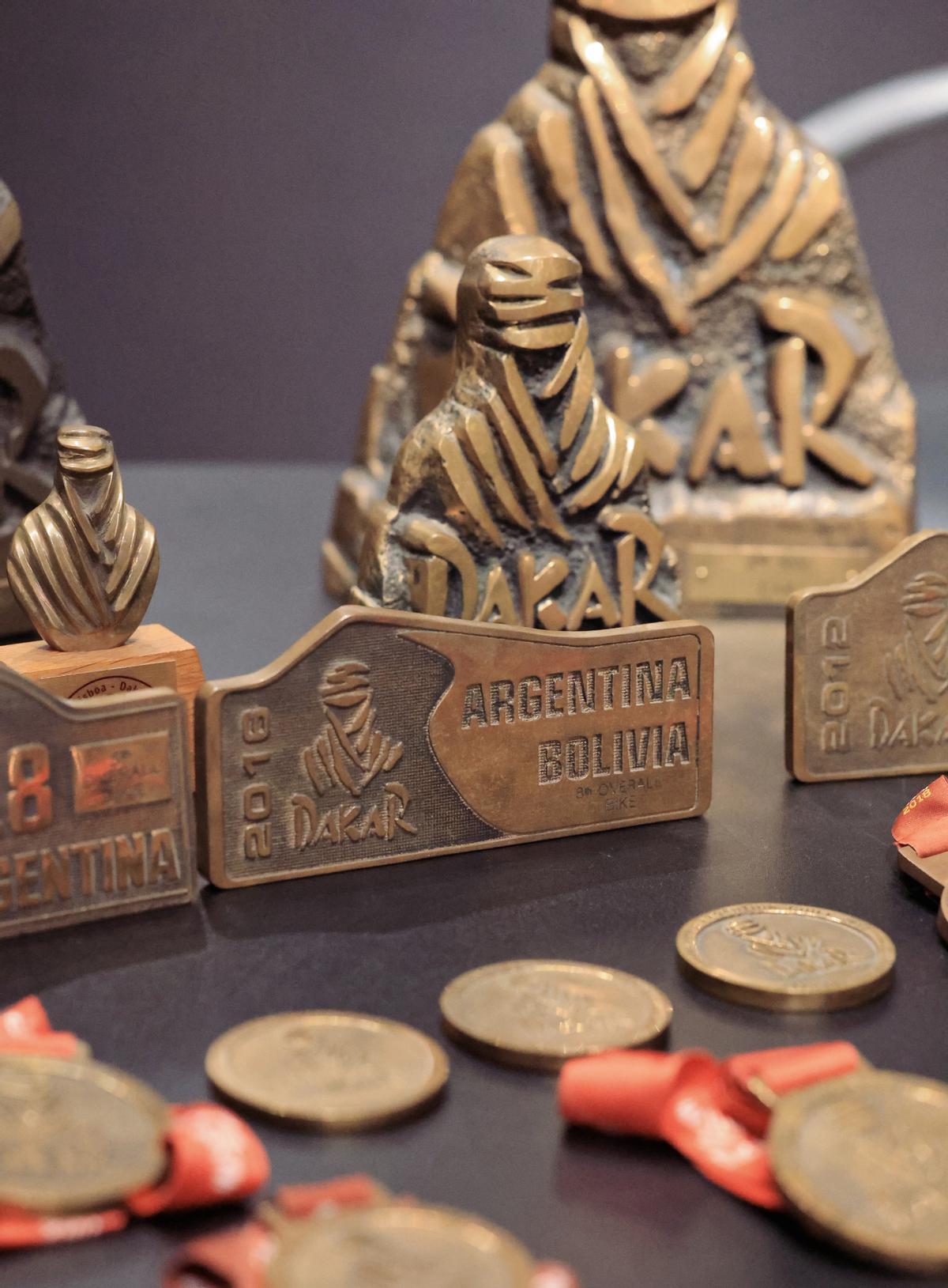 Los trofeos que acumula Farrés a lo largo de sus 18 participaciones en el Rally Dakar