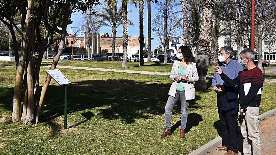 Atriles colocados en los ejemplares de Villa Amparo. | A.P.