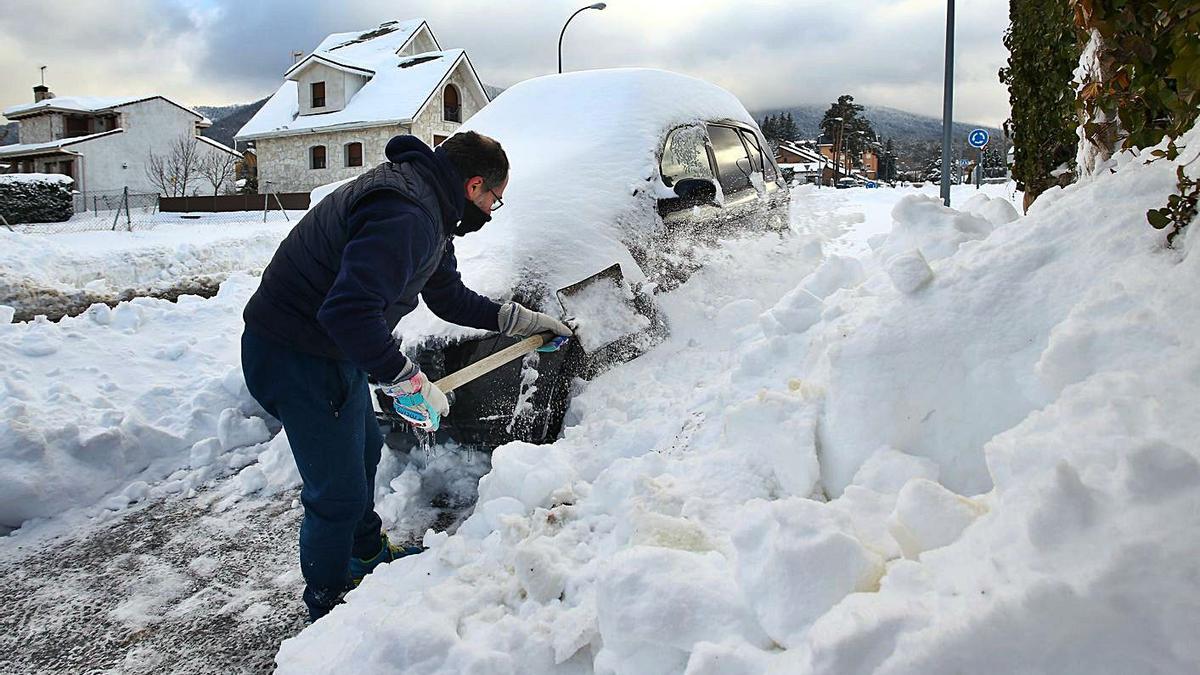 Un hombre intenta sacar su coche de debajo de la nieve en San Rafael, Segovia, tras el paso de Filomena. |