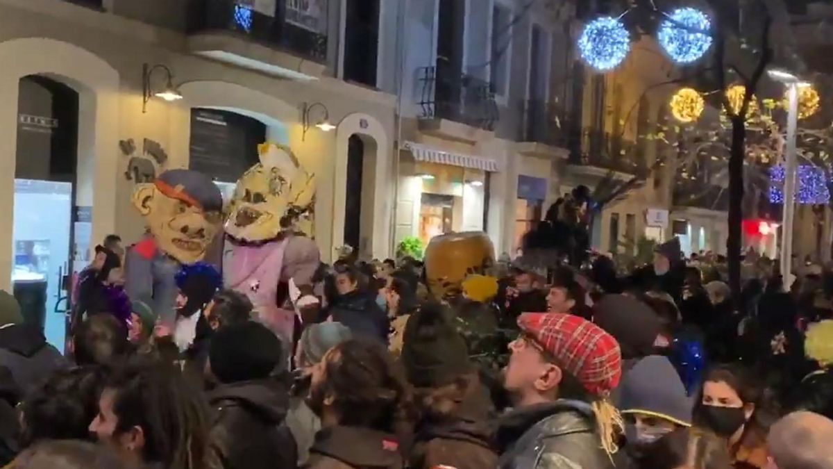 Un centenar de persones celebren una festa il·legal okupa al barri de Gràcia de Barcelona