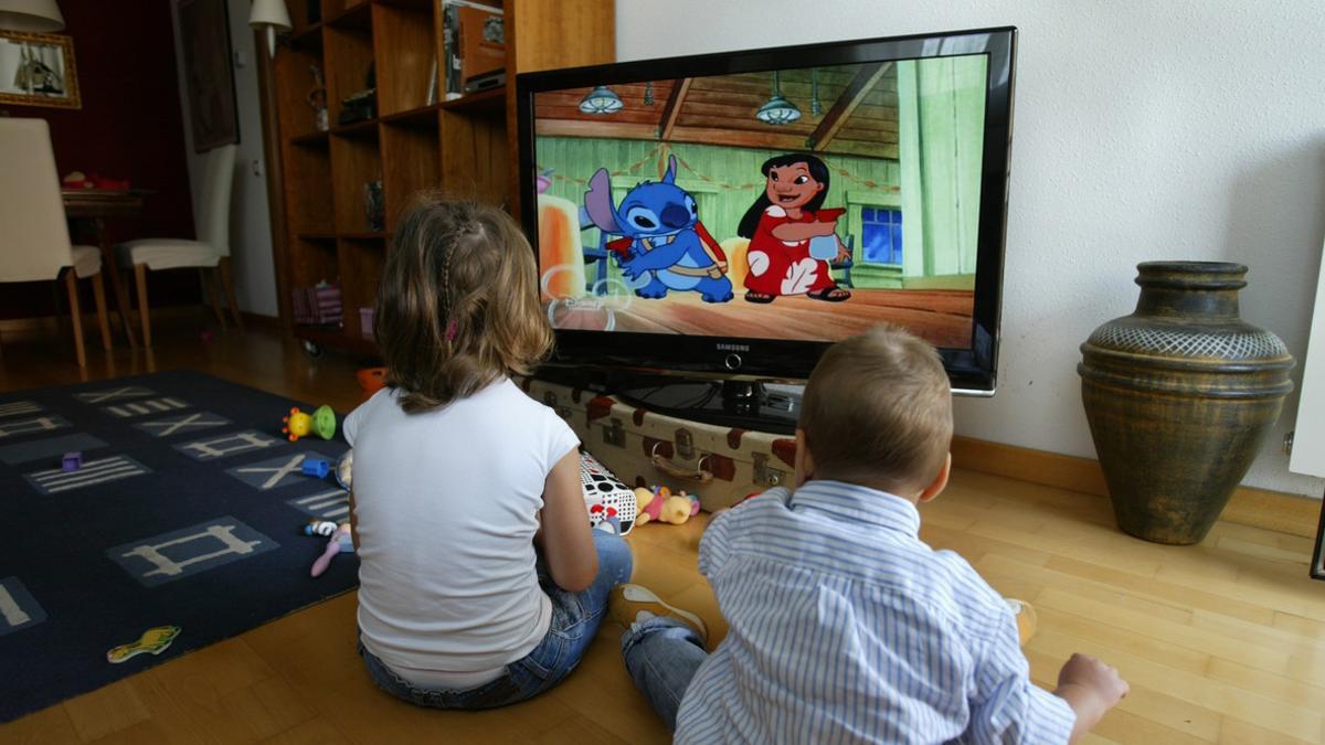 Unos niños miran la tele.