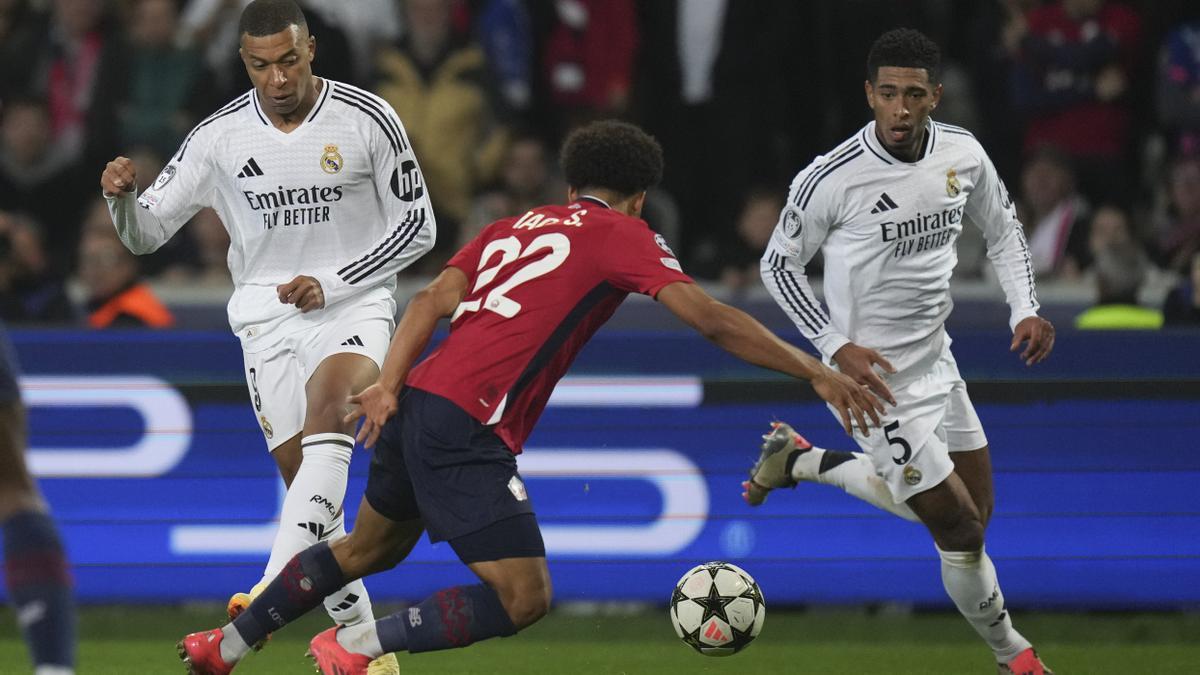 Kylian Mbappé y Jude Bellingham, jugadores del Real Madrid, contra Tiago Santos, del Lille.