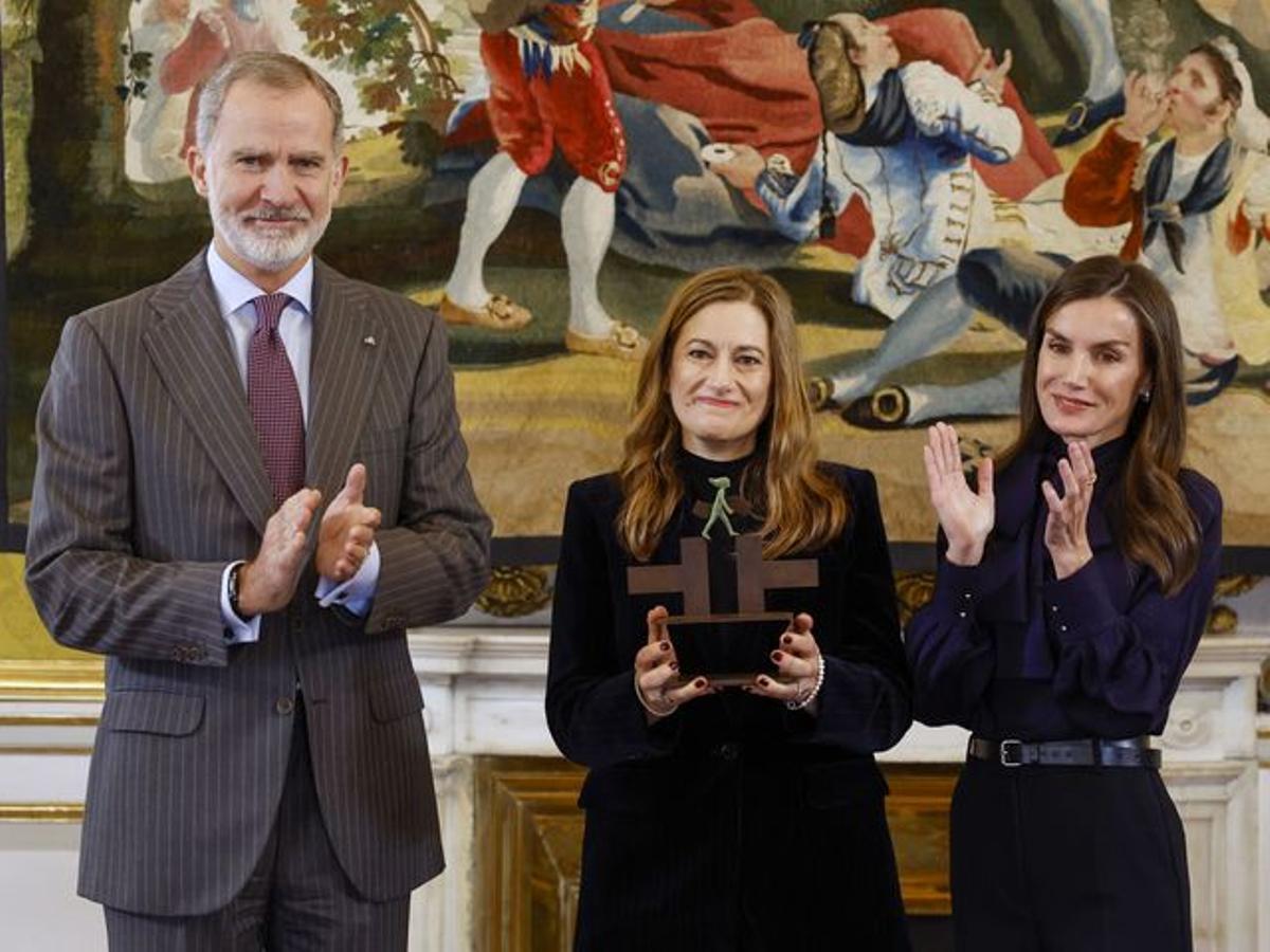 Los reyes hicieron entrega del Premio Ñ a María Delgado durante su estancia el pasado diciembre