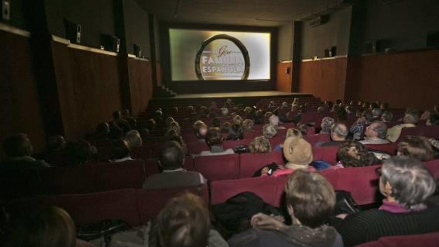 La Filmoteca de Elche cuenta con un público fiel que cada semana formaba grandes colas para ver películas con entrada gratuita o por sólo un euro. La nueva temporada arranca el miércoles con precios más elevados.