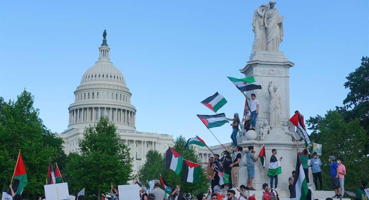 Simpatizantes de la causa palestina marchan este sábado por las calles de Washington.