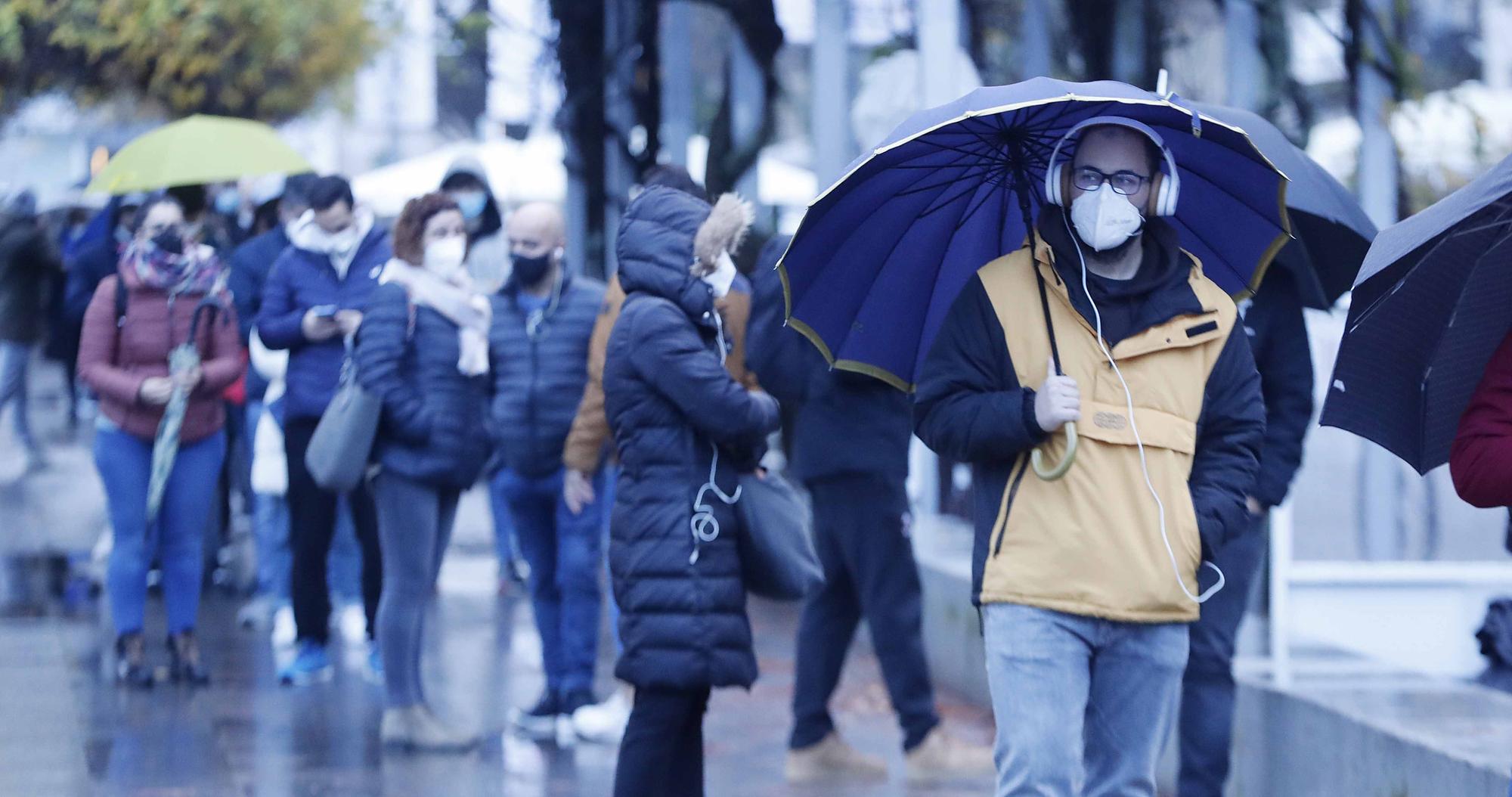 Madrugón y colas kilométricas en Vigo para mesas "saludables" por Navidad