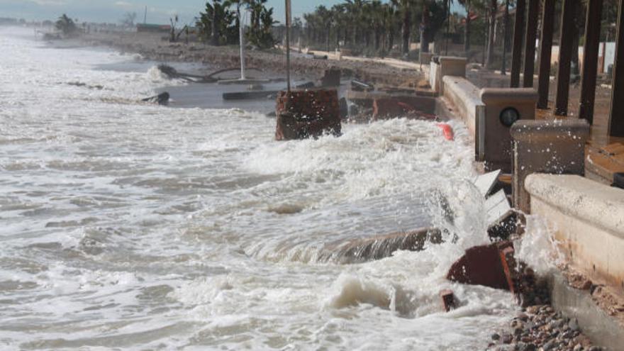 Una imagen del paseo marítimo de Almenara después de ser destruido por un  temporal.