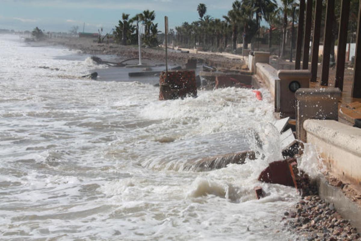 Una imagen del paseo marítimo de Almenara después de ser destruido por un temporal.
