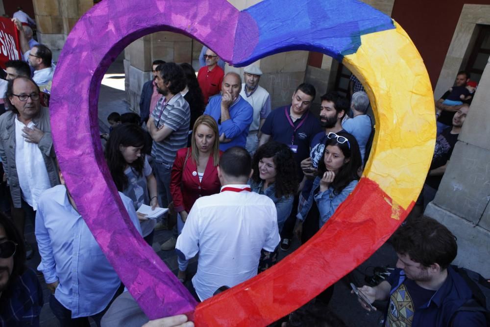 Alberto Garzón en un mitin de Unidos Podemos en la Plaza Mayor de Gijón