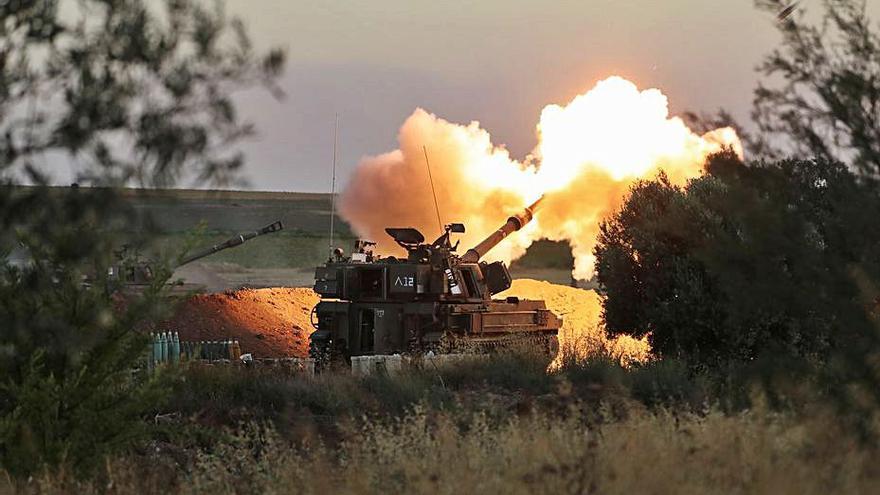 Un tanc israelià dispara un projectil contra Gaza. | EFE