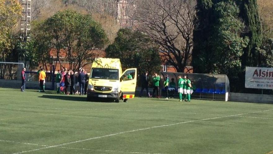 L&#039;ambulància que s&#039;ha endut l&#039;entrenador de porters de La Jonquera