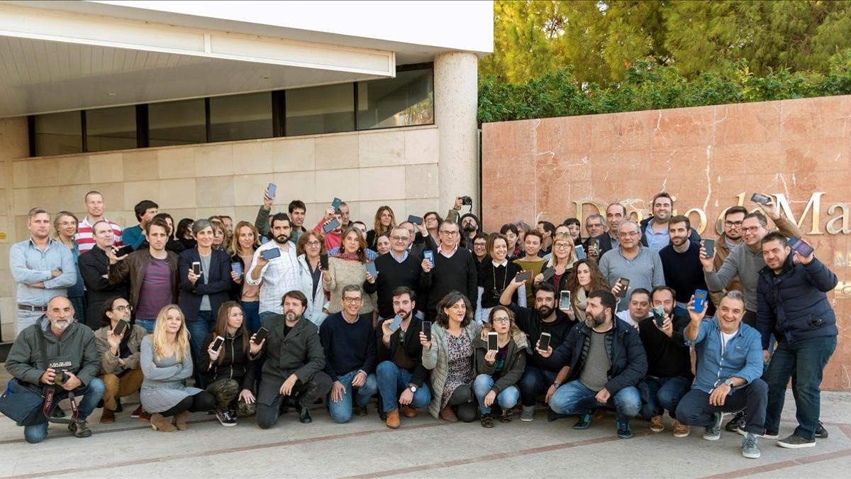 Los periodistas del 'Diario de Mallorca&quot; se concentran, este jueves, a las puertas del periódico en protesta por la incautación de material sobre el 'caso Cursach'.