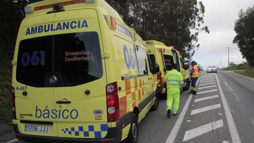 Ambulancias en un servicio en Cangas. //Santos Álvarez